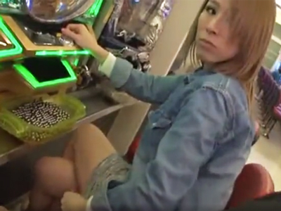 パチンコ屋でよく見かける金髪ギャルをトイレに連れ込み中出しレ●プ！
