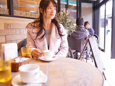 主人の帰るよコールが来て大急ぎでSEXし終える人妻