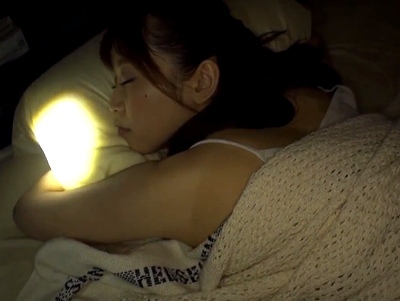 ぐっすり寝ている桃尻娘に夜這い成功！バックから鬼のようにピストンしてビクビク痙攣ハメ