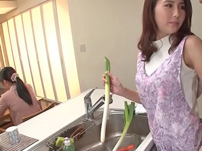 嫁よりキレイな義母と中出し近親ＳＥＸ