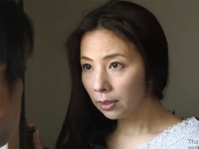 熟れて色気倍増な熟女妻が近隣住民に迫られて禁断ハメ