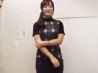 ナンパされてマンションの廊下で服を着たまま即パコしちゃう淫乱美女ｗ